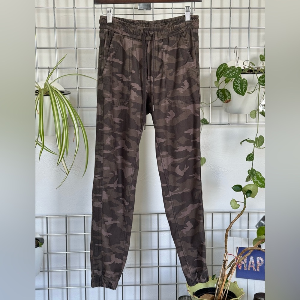 Athleta Farallon camo joggers 0